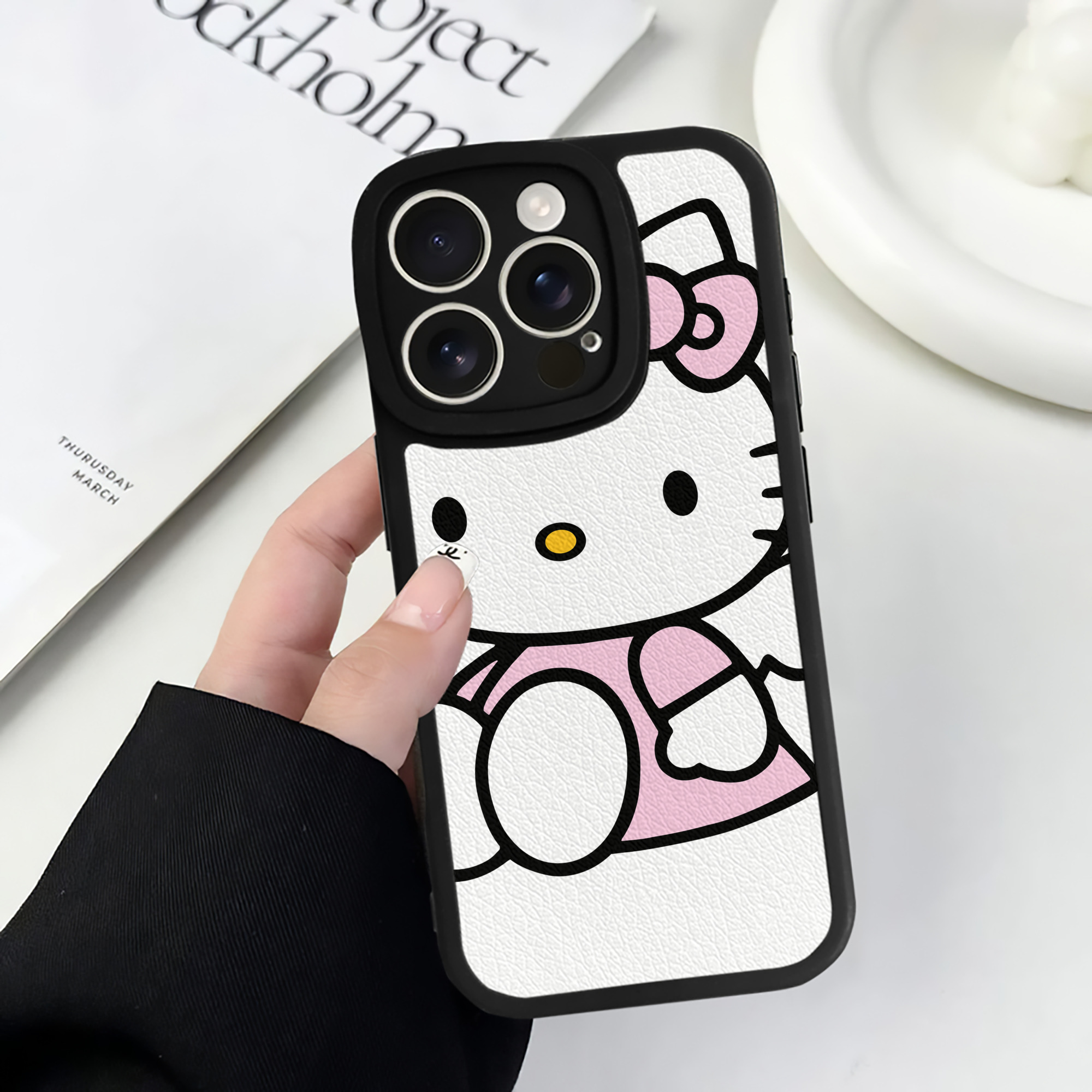 （画像用） Hello Kitty ハローキティ 【iPhone 16シリーズ対応】シリコンスマホケース（レザー調） 材質：シリコン